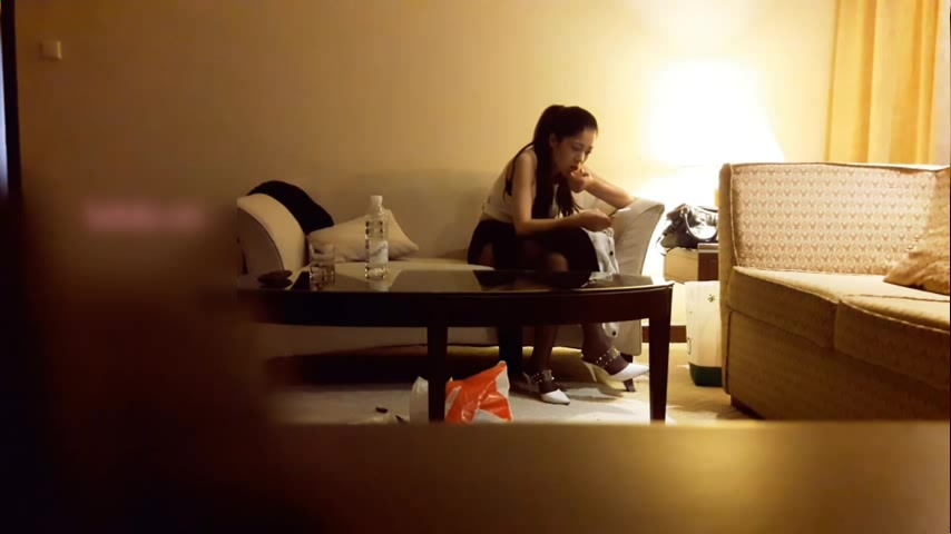 酒店爆操高颜值性感黑丝大长腿美女,魔鬼身材,翘臀爆乳,没太诱惑在沙发上撕破黑丝直接开操,最后在茶几上内射她