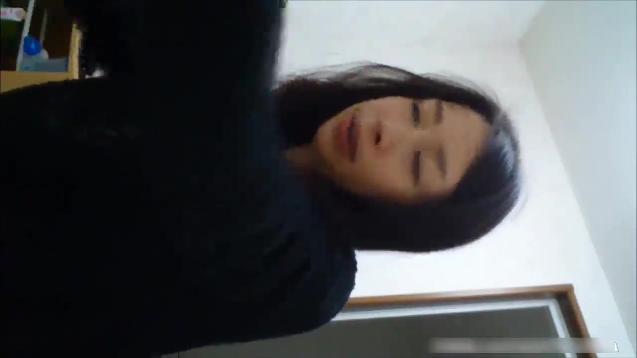 眼睛很漂亮的长发妹子居家尿液收集展示 哇塞 妹子你这体内是憋了多大滴火呀 这么黄