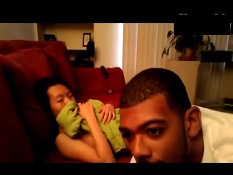 饥渴正女交黑人男友拍淫片，小身子骨被大屌草的爽死了，还玩深喉