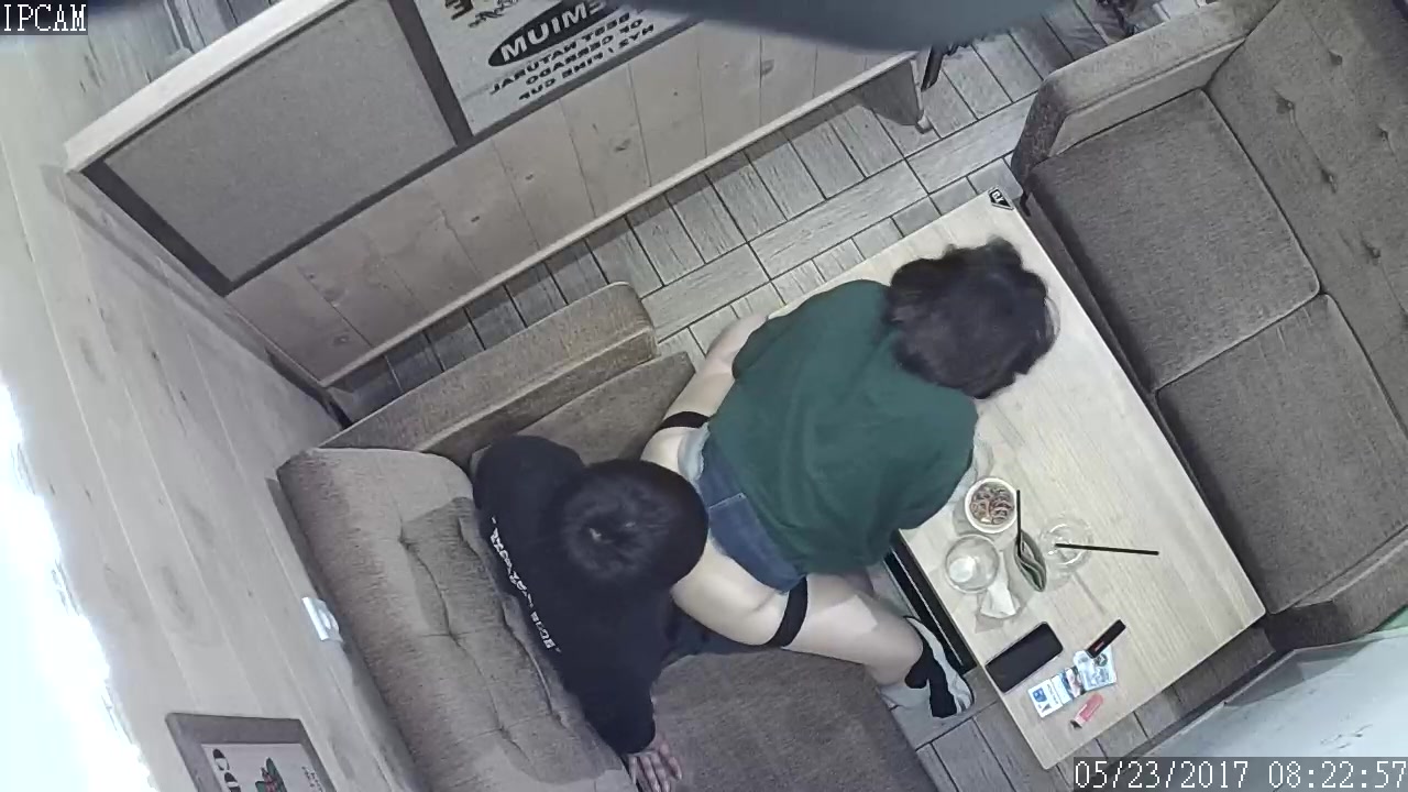 黑客破解茶餐厅摄像头欣赏一对饥渴学生情侣沙发上操逼,小胖妞不敢大声叫,低声呻吟太销魂了