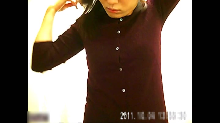 美容院更衣室偷窥换衣服的技师和美妇,清一色的丰腴大奶子看得鸡动不已