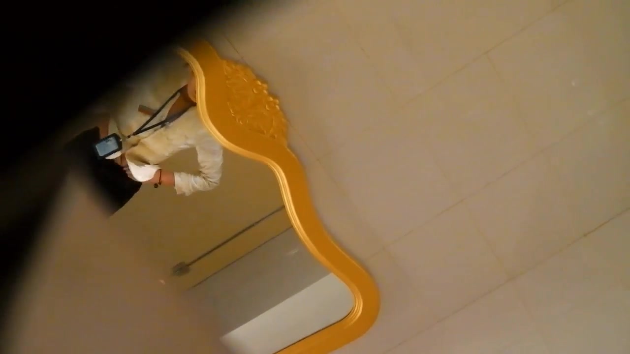 国内最牛逼大神制作 偷偷夜总会女厕暗藏隔间内不停变换角度清楚拍摄