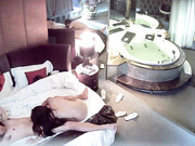 水滴摄像头监控偷拍情趣酒店豪华套房内，貌似很饥渴主动的美眉，上位骑坐鸡巴