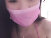 风骚贱货又发浪了，可惜哥忙着玩手机，不鸟她只能自玩小嫩穴