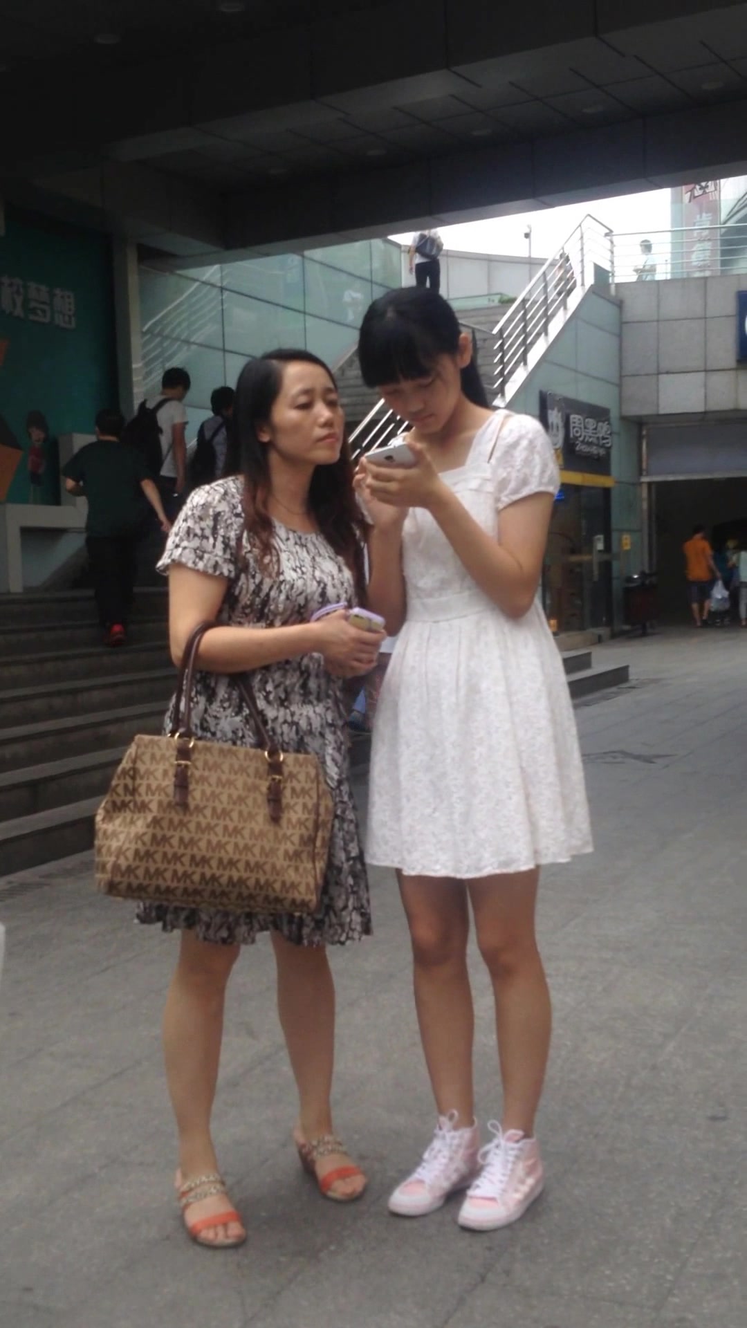 街拍裙低春光系列 陪老妈逛街的 甜美学生妹 无毛大鲍鱼诱惑至极