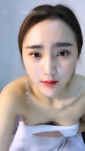 最近很火的某小姐大尺度诱惑，把自己整得跟范冰冰似的估计花了不少钱