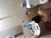 趴窗戶偷拍到的髮廊洗頭妹洗澡 奶子豐滿逼毛毛榮密 太刺激了