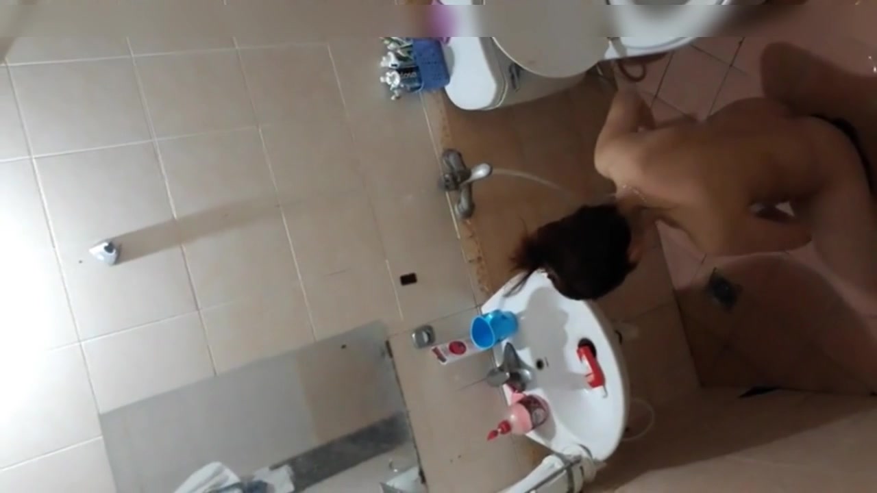 趴窗戶偷拍到的髮廊洗頭妹洗澡 奶子豐滿逼毛毛榮密 太刺激了