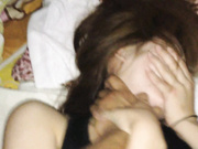 被干的想大叫又不敢，只能自己用力捂住嘴