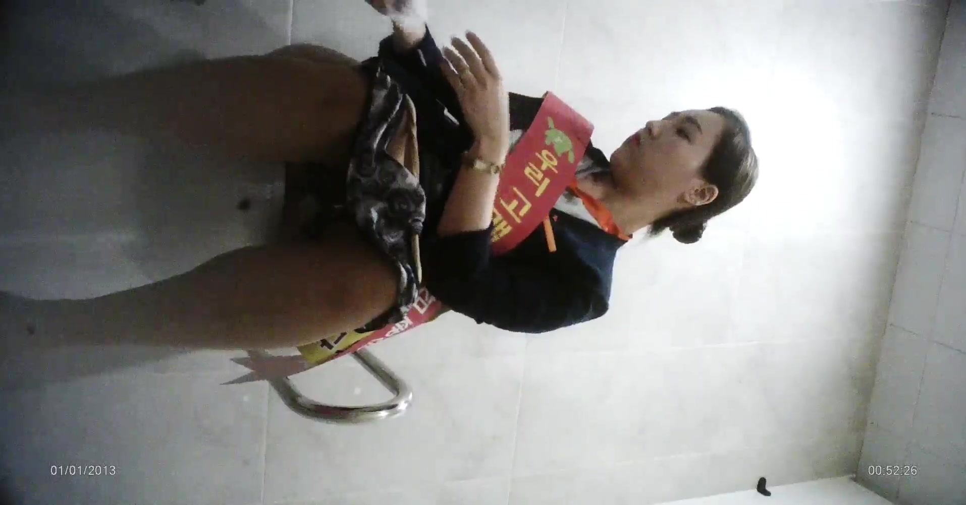 韩国商场员工女厕正面TP全是肉丝裤袜美女有几个是来偷懒玩手机的