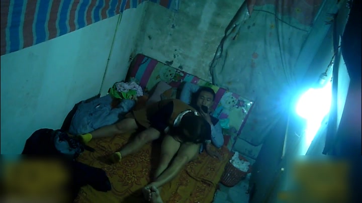 淡定哥出租屋叫鸡