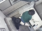 被黑客破解了茶餐厅摄像头欣赏一对饥渴学生情侣沙发上操逼