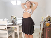 Lennox At The Table 餐桌上的伦诺克丝