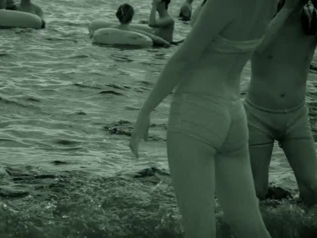 超坑爹的红外拍摄让海滩上的小姑娘们原形毕露 内裤下饱满的阴唇和乌黑的毛毛真心让人受不了