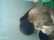 偷拍極品妹子洗澡，洗之前先撒泡尿