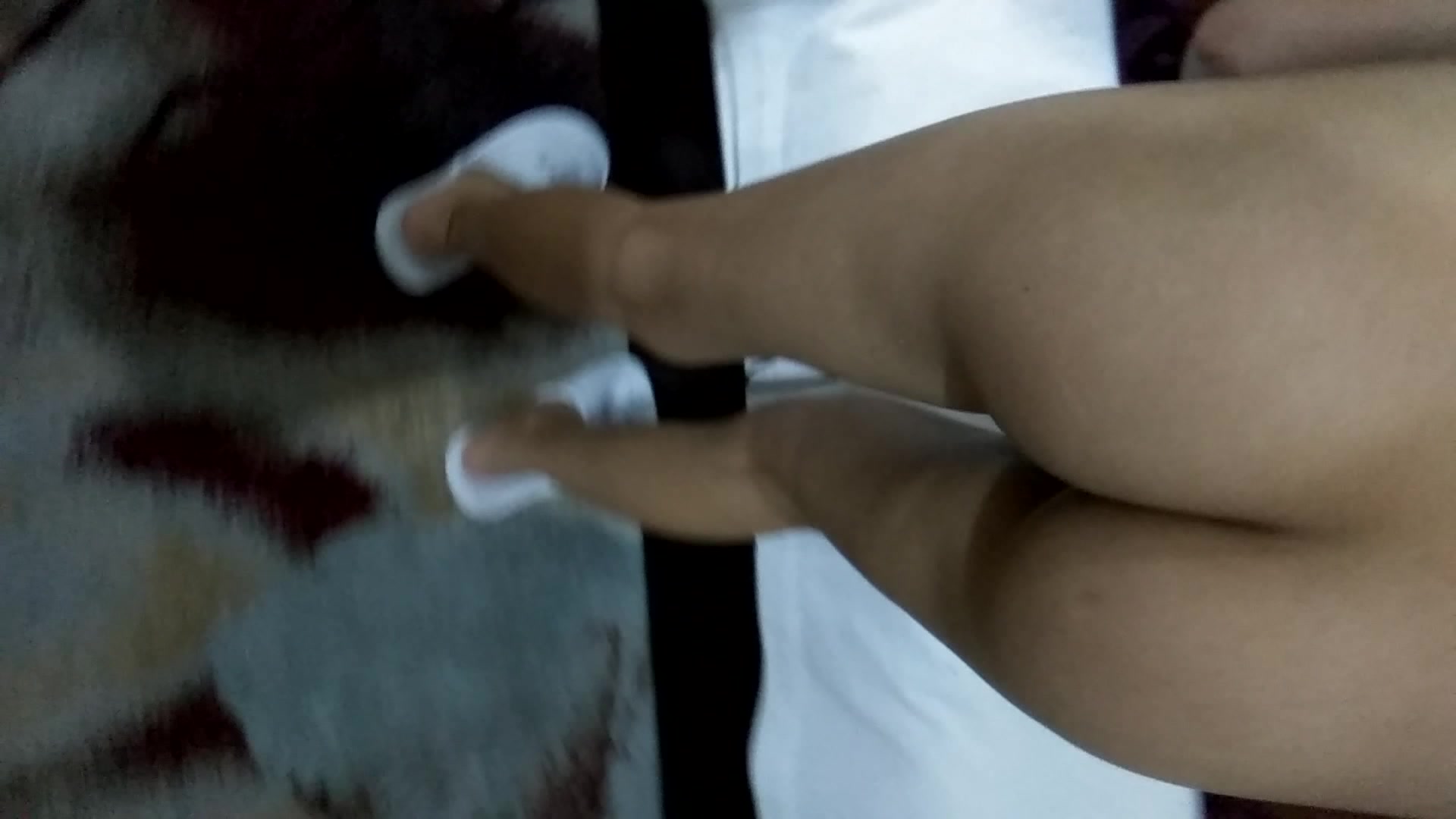 嫖完美女趁她没注意拍她的漂亮的屁股