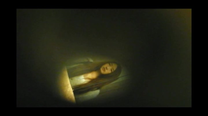 蹲守高档酒店女厕所偷拍，偷窥丰满圆臀美貌黑丝房客