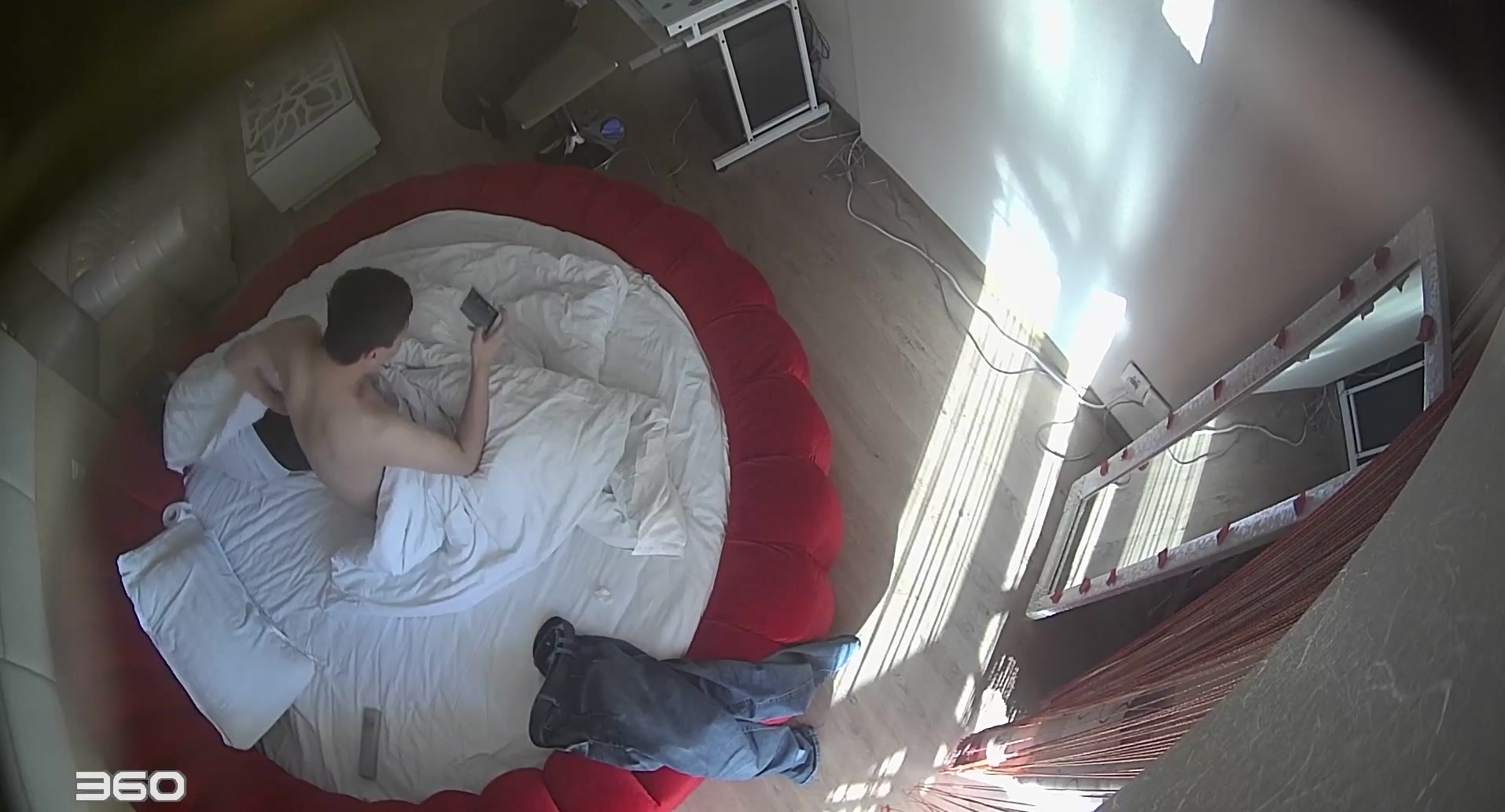 偷拍钟点房偷情男女，女上位抽插爽得直叫