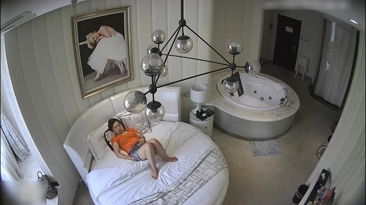 骚少妇酒店和领导偷情，床上一直操到浴缸