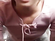 露脸美女主播两不耽误，边上班边直播赚钱，商场露逼露奶，和狼友激情互动