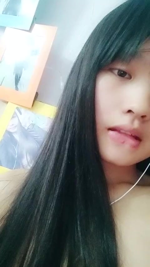 漂亮姐姐，旁边还有睡觉的妹妹