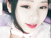 美女主播手机直播拿梳子插逼逼自慰，逼逼粉嫩