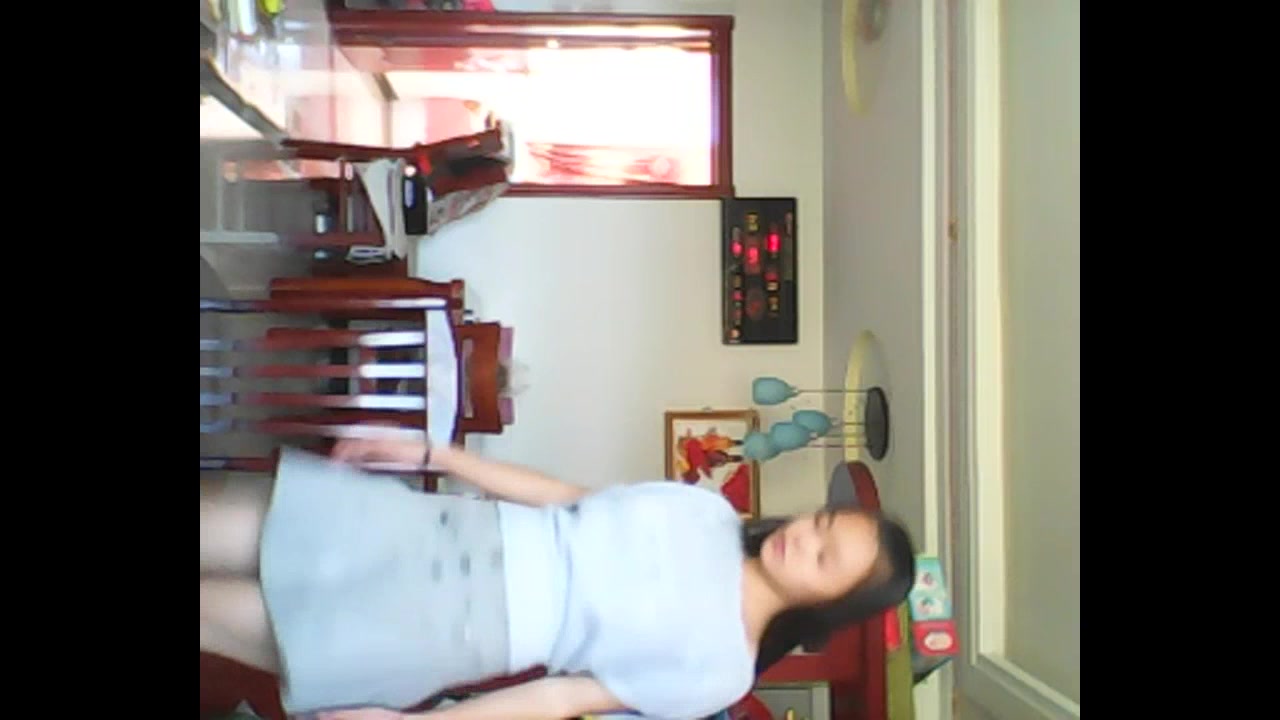 天然大奶艺校漂亮高挑长发美女自家客厅慢慢脱衣走秀