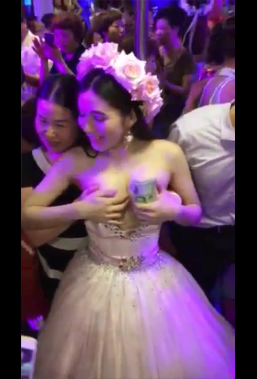 奇葩婚礼晏请上,给钱就能摸新娘的大白奶子