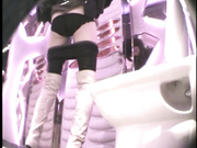 偷拍东莞梦幻KTV女厕里的美女，极品长靴美女蹲在马桶上不怕摔下来么