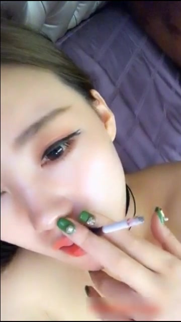 宅男女神和狼友神侃，性感粉嫩美乳和淫骚小穴，能让人精尽人亡