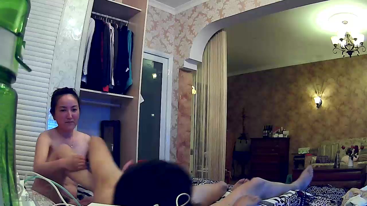 家庭摄像头偷拍猥琐男偷约单位气质美女少妇家中偷情,还问：有没有和别的男人做过.女说：都没有男人和谁做!