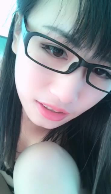 极品美女主播现场直播黑丝户外道具插穴自慰，对白淫荡