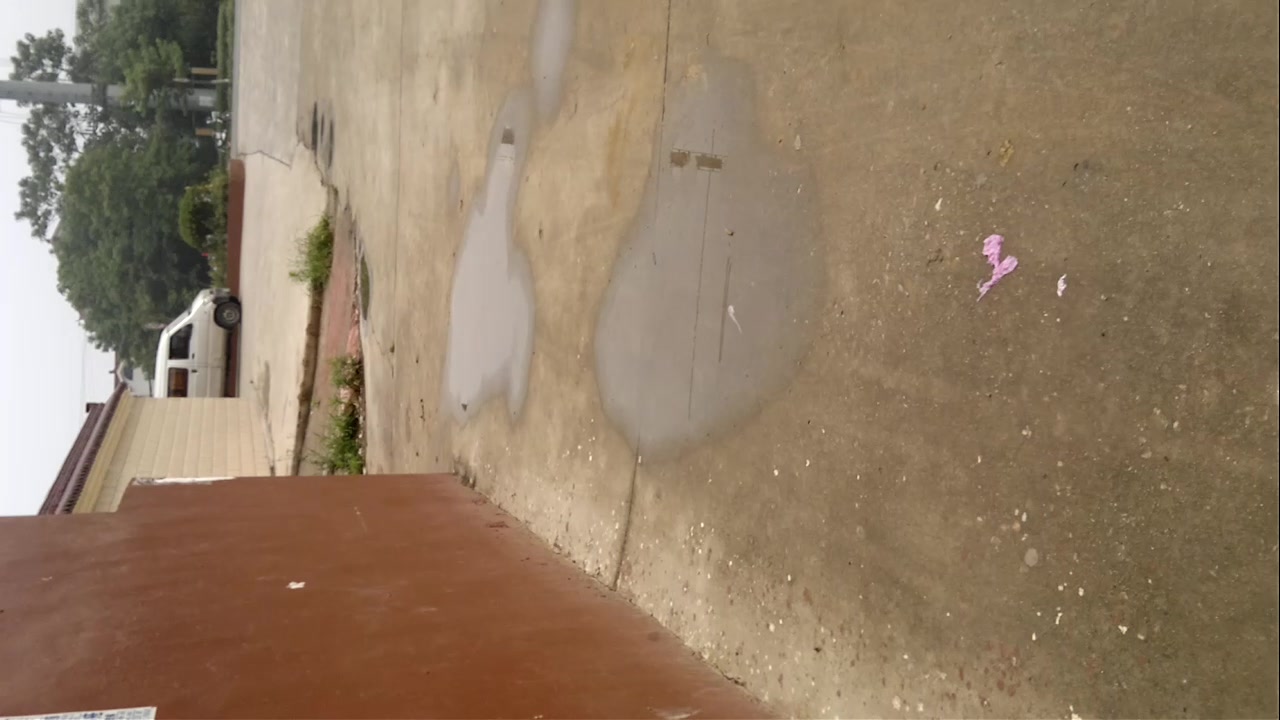 村内沟厕偷拍长发美女