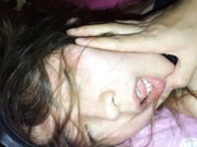 变态模仿岛国动作片，把未谙世事的苗条美女大学生用烈性酒灌醉，换上不同衣服玩弄啪啪，720P高清