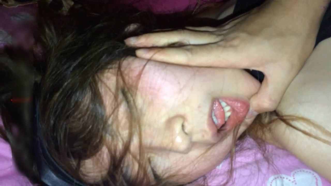 变态模仿岛国动作片，把未谙世事的苗条美女大学生用烈性酒灌醉，换上不同衣服玩弄啪啪，720P高清