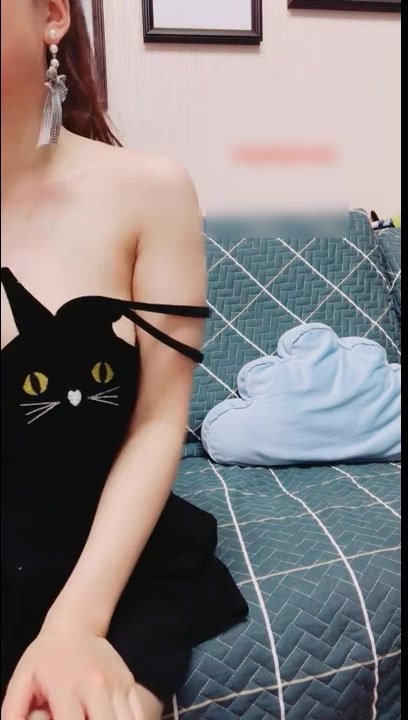 性感网红美女主播萌妍妍跑车福利剧情演绎下班忘带钥匙在对面邻居家等妈妈回来时故意勾引邻居沙发上啪啪!