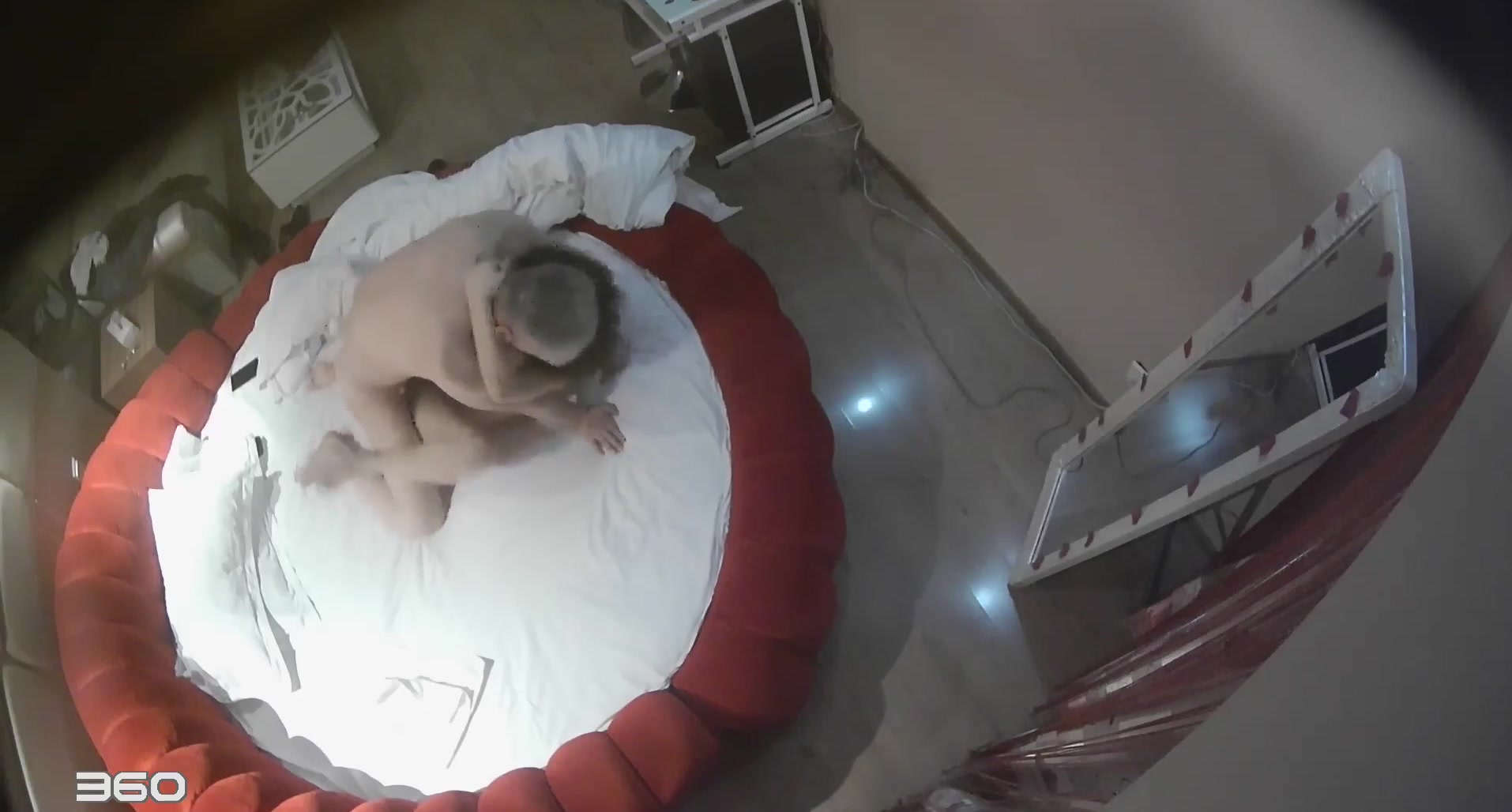 情趣酒店摄像头监控TP白发老头和年轻情妇啪啪动作勇猛喜欢插嘴