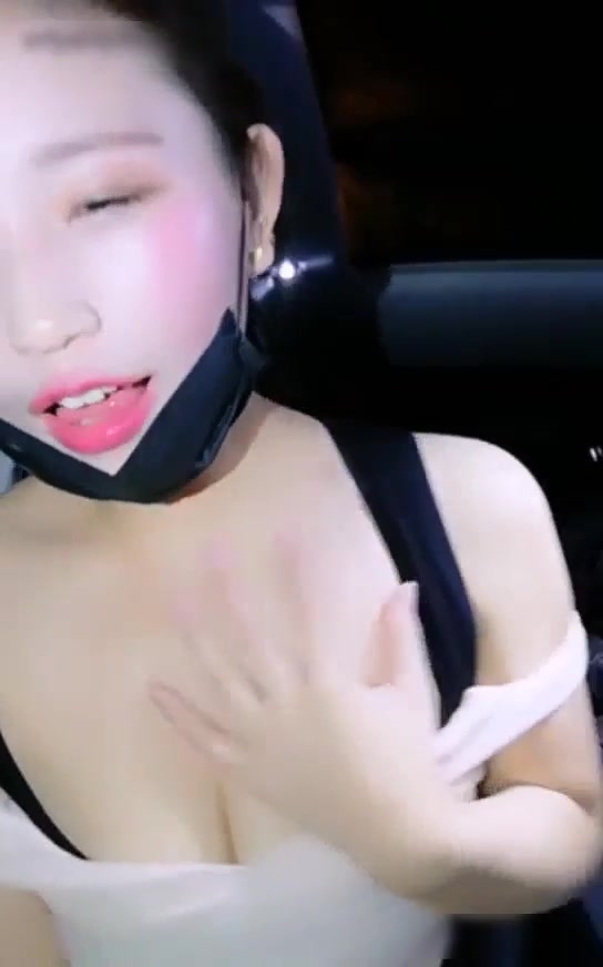 普通话说的不准的极品白虎粉逼主播貌似磕了药有点嗨和豪车司机在野外车里瞎搞