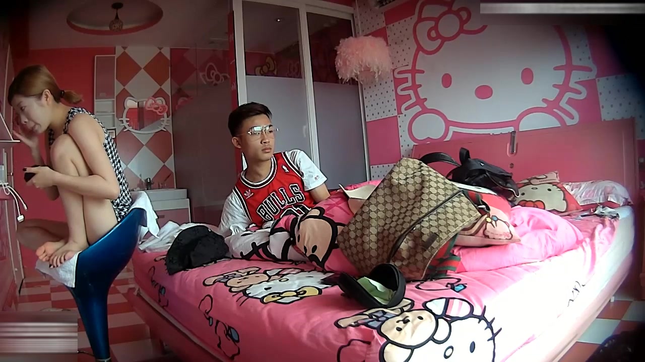 小旅馆珍稀粉红房偷拍度假的姐弟恋情侣临走时看这小伙的洋打扮还挺装逼的