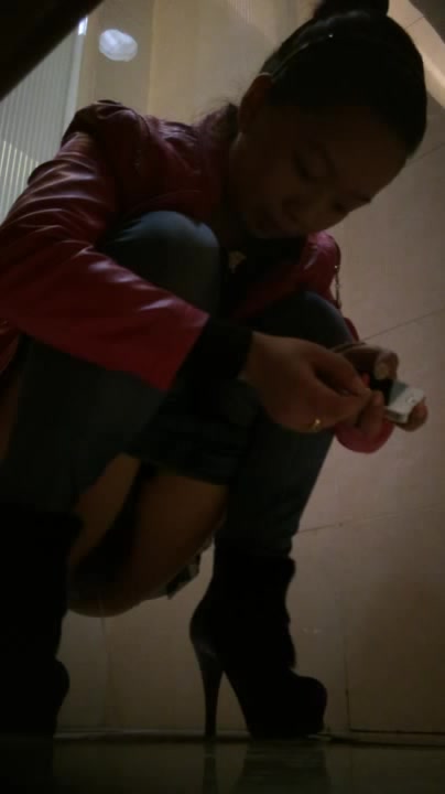 商场厕拍系列 妹子抹完还要闻一闻，看看有没有异味